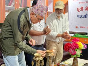 प्रमुख अतिथि ब्लोदान केन्द्रका वरिष्ठ सल्लाहकार लोक नारायण सुवेदी जू द्वारा पानसमा वत्ती वाली १३औ साधारण सभा उदघाटन गर्नु हुदै । 