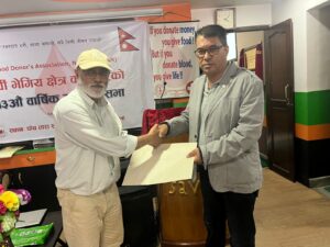 १३औ साधारण सभावाट पारित भएका विधान मस्यौदा, कार्य प्रगती विवरण, आयव्यय विवरण र आगामी कार्ययोजना केन्द्रिय उपाधय्यक्ष तथा यस कार्यक्रमका विशेष अतिथि उज्वल केसीलाइ हस्तान्तरण गर्नु हुदै अध्यक्ष रवि रिमाल